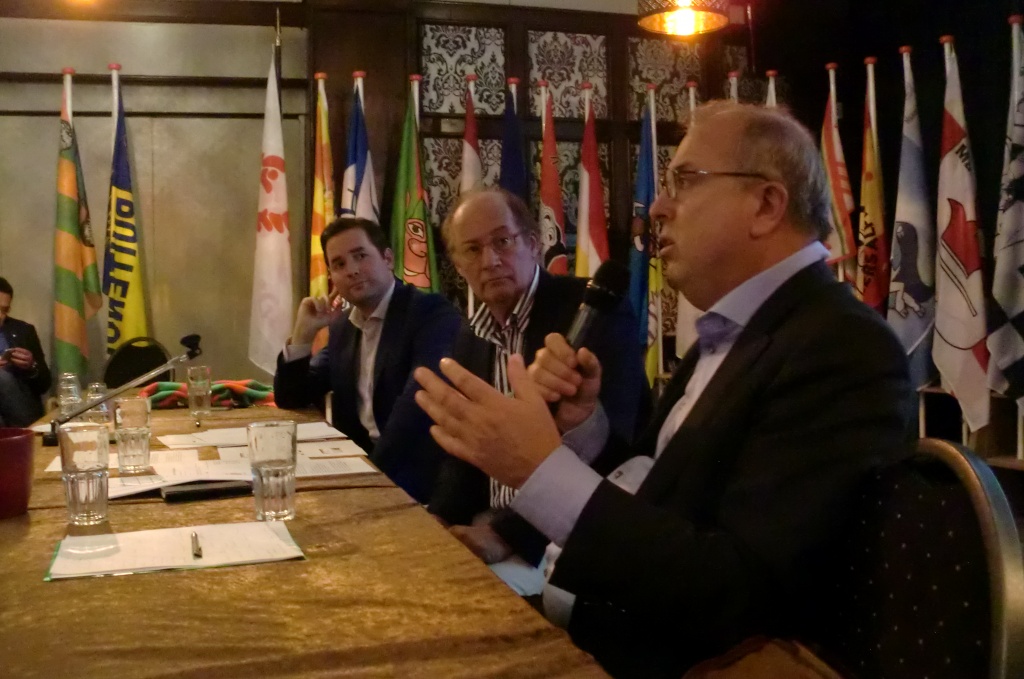 Na de vergadering werd het onderwerp gemeentepolitiek aangesneden met de Tilburgse wethouder Erik de Ridder, onze voorzitter Rob van de Laar en oud-burgemeester Peter van de Velden (v.l.n.r.)