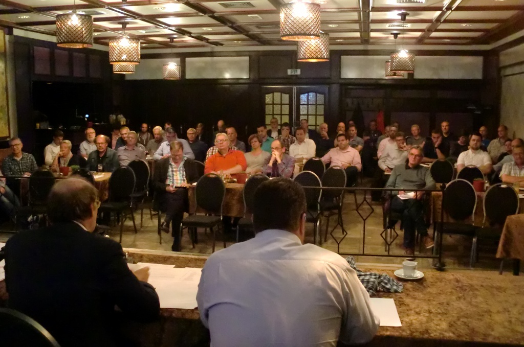 De zaal van Boerke Mutsaers was nagenoeg gevuld tijdens de ALV